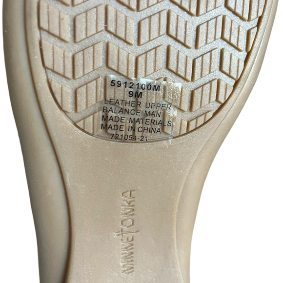 NWB MINNETONKA Sunny White Leather Flip Flop Thong Sandals Shoes Women’s Size 9 - Picture 5 of 7